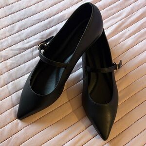 Elegant Black Pointed-Toe Flats